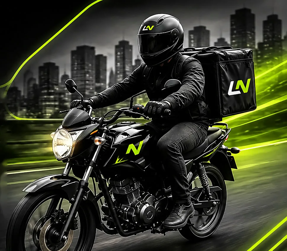 Motoboy de capacete e bag com o logo da LocNow pilotando uma moto preta pela cidade à noite
